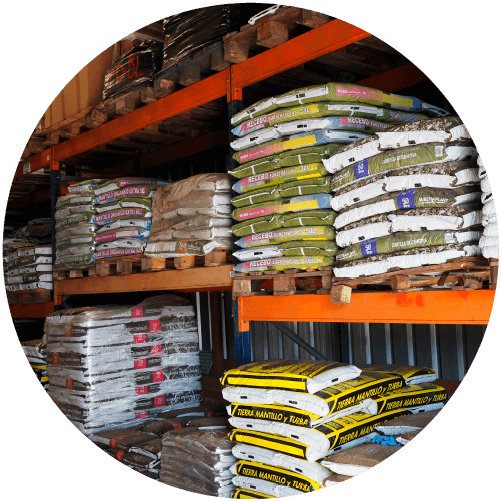 Sacos de fertilizante en un almacén