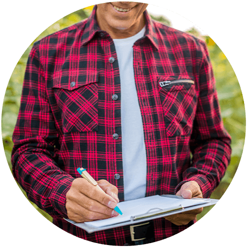 Persona tomando notas en medio del campo