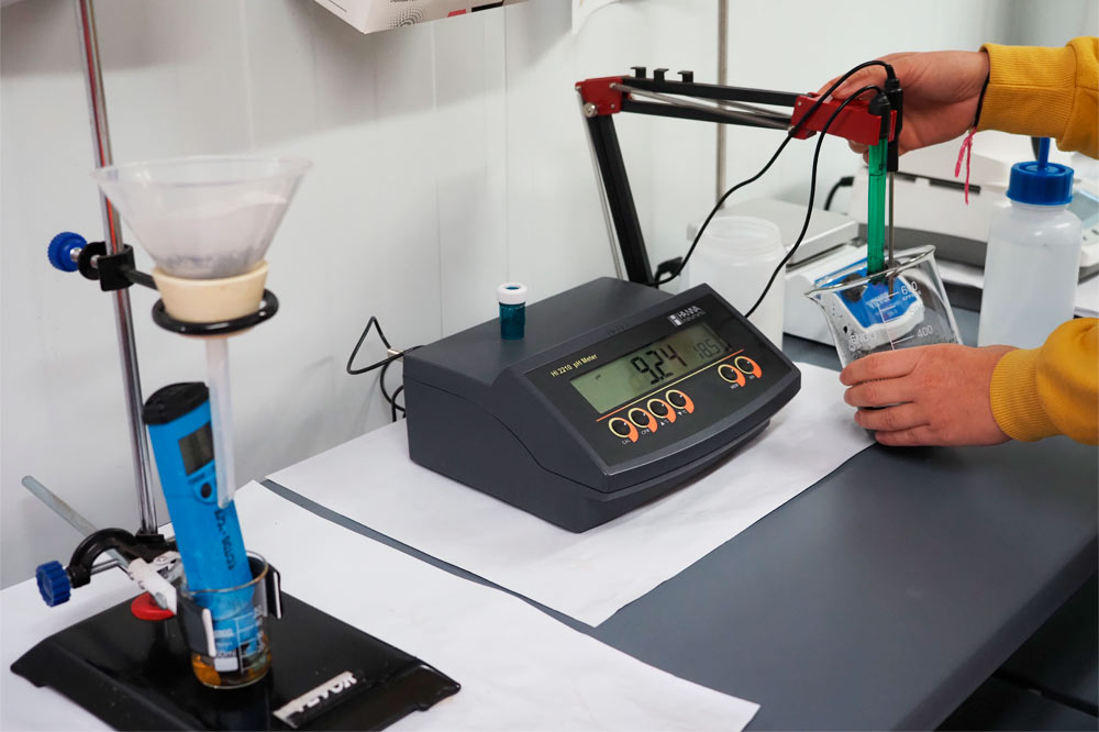 Persona trabajando en fertilizantes en un laboratorio